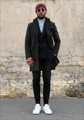 Какие рубашки с длинным рукавом носить с темно-зеленым длинным пальто в 30 лет в холод в стиле смарт-кэжуал: Если ты приписываешь себя к той немногочисленной категории джентльменов, неплохо разбирающихся в одежде, тебе подойдет образ из темно-зеленого длинного пальто и рубашки с длинным рукавом. Такой образ легко приспособить к повседневным нуждам, если дополнить его белыми кожаными низкими кедами.