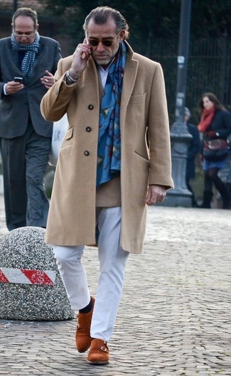 Как Alessandro Squarzi носит Светло-коричневое длинное пальто, Светло-коричневый шерстяной двубортный пиджак, Белая рубашка с длинным рукавом, Белые классические брюки