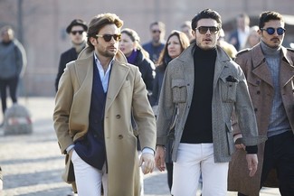 С чем носить бежевое длинное пальто в 30 лет в прохладную погоду: Бежевое длинное пальто и белые брюки чинос помогут создать необычный мужской лук для работы в офисе.