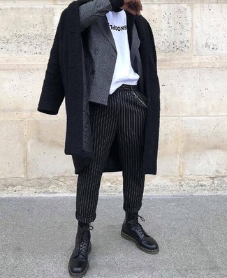 Как носить черные классические брюки с черным длинным пальто: Сочетание черного длинного пальто и черных классических брюк подходит для воплощения делового образа. Тебе нравятся смелые сочетания? Тогда дополни свой лук черными кожаными повседневными ботинками.