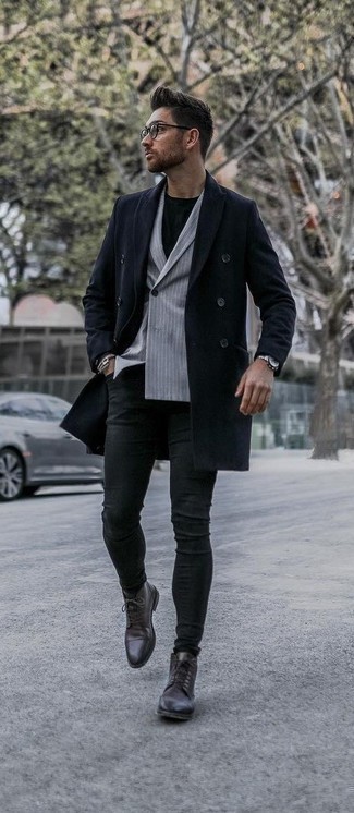 Какие джинсы носить с темно-коричневыми классическими ботинками в 30 лет мужчине в прохладную погоду: Темно-синее длинное пальто в паре с джинсами без сомнений будет привлекать взоры красивых дам. Хочешь добавить сюда немного строгости? Тогда в качестве дополнения к этому ансамблю, стоит выбрать темно-коричневые классические ботинки.