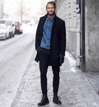 Модный лук: черное длинное пальто, синяя джинсовая куртка, черные брюки чинос, черные кожаные повседневные ботинки