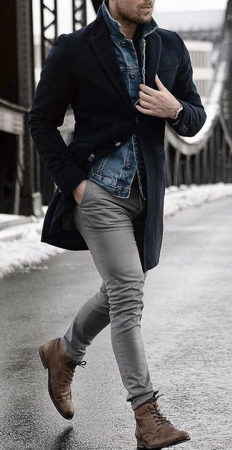 Какие ботинки броги носить с черным длинным пальто в 30 лет: Черное длинное пальто и серые брюки чинос помогут составить необыденный мужской ансамбль для офиса. Пара ботинок броги чудесно подходит к остальным составляющим образа.