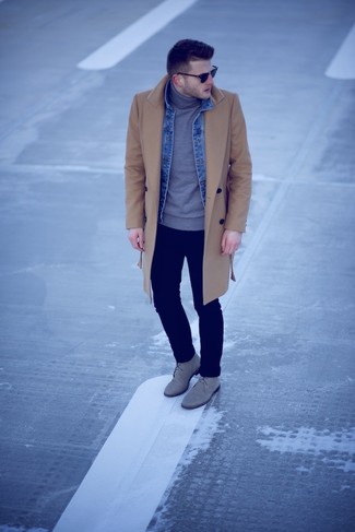 Как носить темно-синюю джинсовую куртку с светло-коричневым длинным пальто: Светло-коричневое длинное пальто и темно-синяя джинсовая куртка — хороший выбор для рабочего лука на каждый день. Почему бы не привнести в этот образ чуточку авантюрности с помощью серых ботинок дезертов?