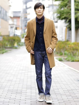 Как носить синие джинсы с светло-коричневыми низкими кедами в 30 лет мужчине осень в стиле смарт-кэжуал: Светло-коричневое длинное пальто в сочетании с синими джинсами позволит подчеркнуть твою индивидуальность. Если подобный образ кажется тебе слишком смелым, сбалансируй его светло-коричневыми низкими кедами. Вне всякого сомнения, такой ансамбль будет выглядеть выигрышно осенью.