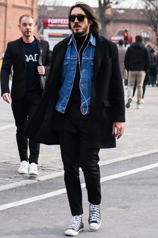 Какие высокие кеды носить с черными брюками чинос в 30 лет в холод в стиле смарт-кэжуал: Черное длинное пальто и черные брюки чинос — прекрасный выбор для воплощения мужского лука в стиле элегантной повседневности. Ты сможешь легко приспособить такой образ к повседневным нуждам, закончив его высокими кедами.