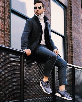 С чем носить классические брюки в вертикальную полоску в 30 лет мужчине в прохладную погоду: Темно-синее длинное пальто в сочетании с классическими брюками в вертикальную полоску — воплощение делового городского стиля. Такой лук несложно адаптировать к повседневным делам, если надеть в тандеме с ним темно-синие кроссовки.