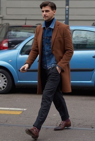 Как носить темно-синюю джинсовую куртку с серыми брюками чинос в прохладную погоду в стиле смарт-кэжуал: Сочетание темно-синей джинсовой куртки и серых брюк чинос — замечательная идея для воплощения мужского ансамбля в элегантно-деловом стиле. Хочешь сделать образ немного строже? Тогда в качестве обуви к этому ансамблю, стоит обратить внимание на темно-красные кожаные монки с двумя ремешками.