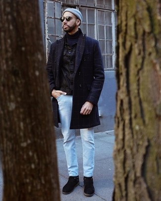 Какие джинсы носить с черной джинсовой курткой в 30 лет мужчине в прохладную погоду в стиле смарт-кэжуал: Черная джинсовая куртка в сочетании с джинсами — замечательная идея для создания мужского образа в стиле смарт-кэжуал. Любители экспериментов могут дополнить лук черными замшевыми ботинками челси, тем самым добавив в него толику изысканности.