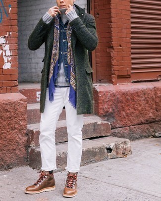 С чем носить бело-черные джинсы в 20 лет мужчине в холод в стиле кэжуал: Согласись, лук из темно-зеленого длинного пальто и бело-черных джинсов смотрится очень привлекательно? Такой лук несложно приспособить к повседневным нуждам, если закончить его коричневыми кожаными рабочими ботинками.