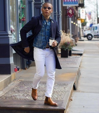 Какие ботинки челси носить с синей джинсовой курткой мужчине в стиле смарт-кэжуал: Фанатам стиля casual полюбится лук из синей джинсовой куртки и белых джинсов. И почему бы не привнести в повседневный лук немного изысканности с помощью ботинок челси?