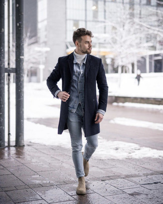Как носить джинсовую куртку с водолазкой в 30 лет мужчине в холод: Сочетание джинсовой куртки и водолазки продолжает нравиться стильным парням. Сбалансировать лук и добавить в него толику классики помогут бежевые замшевые ботинки челси.