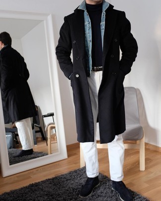 Как носить черное длинное пальто с белыми брюками чинос в прохладную погоду в стиле смарт-кэжуал: Если ты принадлежишь к той редкой группе мужчин, способных ориентироваться в том, что стильно, а что нет, тебе понравится сочетание черного длинного пальто и белых брюк чинос. Темно-синие замшевые ботинки дезерты помогут сделать образ не таким официальным.
