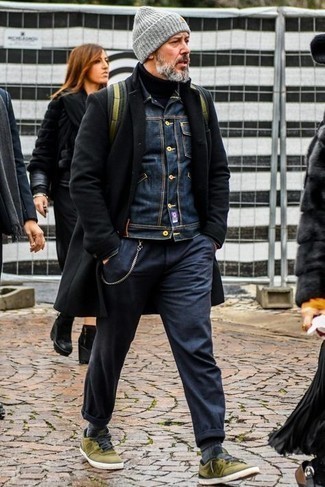 С чем носить темно-бирюзовые кеды за 50 лет мужчине в прохладную погоду в стиле смарт-кэжуал: Черное длинное пальто и темно-синие брюки чинос — прекрасный выбор для создания мужского образа в элегантно-деловом стиле. Почему бы не добавить в этот образ немного расслабленности с помощью темно-бирюзовых кед?
