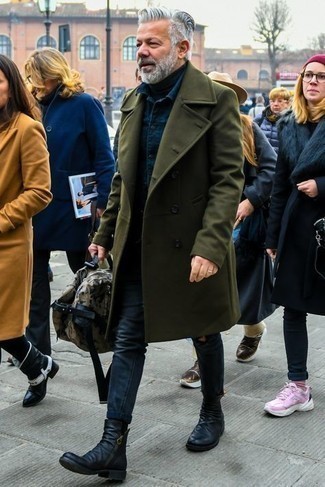 С чем носить темно-бирюзовое пальто за 50 лет мужчине осень: Темно-бирюзовое пальто и темно-синие рваные джинсы прочно обосновались в гардеробе современных молодых людей, позволяя составлять незабываемые и стильные ансамбли. И почему бы не добавить в этот лук на каждый день толику стильной строгости с помощью черных кожаных ботинок челси? Несомненно, подобный лук будет выглядеть невероятно стильно осенью.