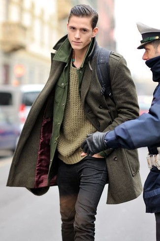 С чем носить оливковое длинное пальто в холод: Дуэт оливкового длинного пальто и черных зауженных джинсов позволит выглядеть стильно, но при этом выразить твою индивидуальность.