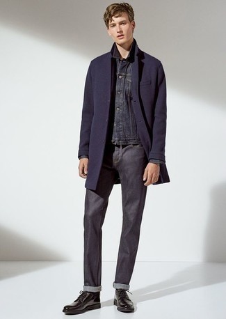 Модный лук: темно-синее длинное пальто, темно-синяя джинсовая куртка, темно-синие джинсы, черные кожаные туфли дерби
