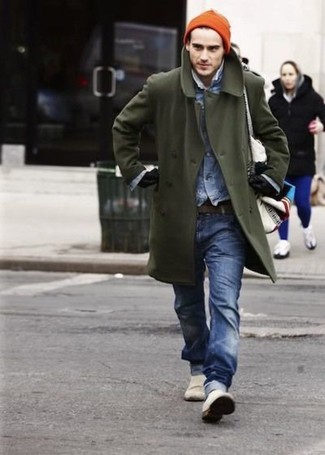 Как носить джинсы с джинсовой курткой мужчине в прохладную погоду: Джинсовая куртка и джинсы — превосходный вариант для несложного, но стильного мужского образа. Что же до обуви, можно закончить лук белыми слипонами.
