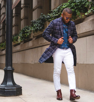 Как носить темно-синюю джинсовую куртку с темно-синим длинным пальто в прохладную погоду в стиле смарт-кэжуал: Темно-синее длинное пальто и темно-синяя джинсовая куртка — хороший вариант для воплощения мужского образа в стиле business casual. Уравновесить образ и добавить в него толику классики помогут темно-красные кожаные ботинки челси.
