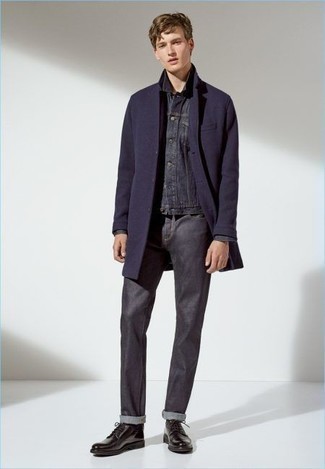 Какие длинные пальто носить с темно-серыми джинсами в 20 лет в теплую погоду в стиле смарт-кэжуал: Длинное пальто в сочетании с темно-серыми джинсами — замечательный пример непринужденного офисного стиля для мужчин. Хотел бы привнести в этот образ нотку классики? Тогда в качестве обуви к этому луку, стоит обратить внимание на темно-коричневые кожаные туфли дерби.