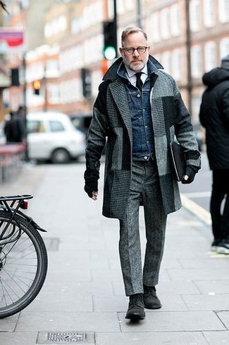 Какие джинсовые куртки носить с серым длинным пальто в холод в деловом стиле: Если ты принадлежишь к той категории мужчин, которые любят одеваться с иголочки, тебе полюбится дуэт серого длинного пальто и джинсовой куртки. Хотел бы привнести сюда нотку строгости? Тогда в качестве дополнения к этому луку, обрати внимание на черные замшевые туфли дерби.