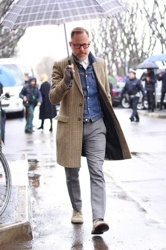 Модный лук: коричневое длинное пальто в мелкую клетку, темно-синяя джинсовая куртка, белая классическая рубашка, серые шерстяные классические брюки