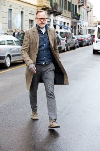 Модный лук: коричневое длинное пальто в клетку, темно-синяя джинсовая куртка, белая классическая рубашка, серые шерстяные классические брюки