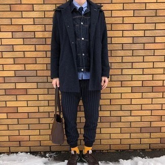 Какие джинсовые куртки носить с темно-синим длинным пальто в прохладную погоду: Темно-синее длинное пальто и джинсовая куртка — это тот мужской образ, в котором ты непременно будешь ловить на себе дамские взоры. Чтобы добавить в лук толику непринужденности , на ноги можно надеть темно-коричневые кроссовки.