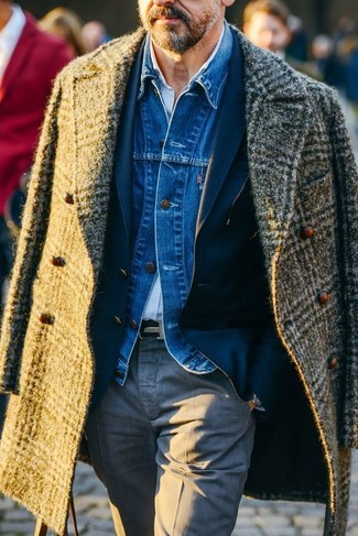 Как носить джинсовую куртку с пиджаком за 50 лет мужчине в прохладную погоду: Джинсовая куртка и пиджак стильно впишутся в любой мужской ансамбль — непринужденный будничный ансамбль или же элегантный вечерний.