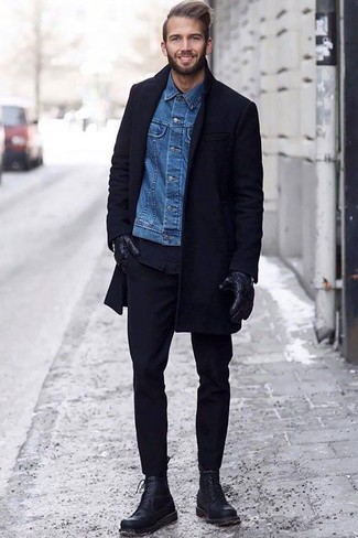 Модный лук: черное длинное пальто, синяя джинсовая куртка, черная рубашка с длинным рукавом, черные брюки чинос