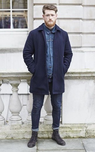 С чем носить серые повседневные ботинки мужчине в прохладную погоду в стиле смарт-кэжуал: Если ты приписываешь себя к той редкой категории парней, способных неплохо ориентироваться в одежде, тебе подойдет лук из темно-синего длинного пальто и темно-синих джинсов. Вкупе с этим луком гармонично выглядят серые повседневные ботинки.