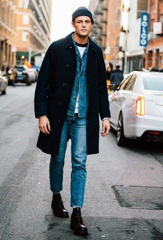Как носить темно-синие джинсы с темно-синей джинсовой курткой в 20 лет мужчине зима: Темно-синяя джинсовая куртка в сочетании с темно-синими джинсами — хороший вариант для создания мужского лука в стиле смарт-кэжуал. Любители экспериментировать могут закончить лук черными кожаными повседневными ботинками, тем самым добавив в него немного эффектности. Этот зимний лук придется по вкусу джентльменам, которые отдают предпочтение практичности и комфорту.