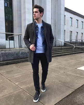 Какие джинсовые куртки носить с темно-серым длинным пальто в прохладную погоду: Если ты принадлежишь к той категории парней, которые одеваются со вкусом, тебе придется по душе образ из темно-серого длинного пальто и джинсовой куртки. Если сочетание несочетаемого импонирует тебе не меньше, чем безвременная классика, заверши этот лук черными кожаными низкими кедами.