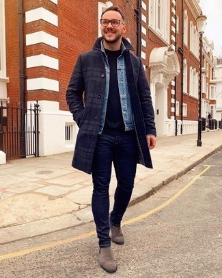 Какие длинные пальто носить с темно-синими джинсами в 30 лет в прохладную погоду: Длинное пальто и темно-синие джинсы — неотъемлемые составляющие современного мужского гардероба. Коричневые замшевые ботинки челси добавят ансамблю нотки классики.