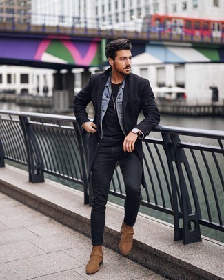 Как носить черные джинсы с коричневыми замшевыми ботинками челси мужчине: Черное длинное пальто и черные джинсы прочно закрепились в гардеробе современных молодых людей, позволяя составлять незаезженные и стильные образы. И почему бы не добавить в повседневный образ толику стильной строгости с помощью коричневых замшевых ботинок челси?