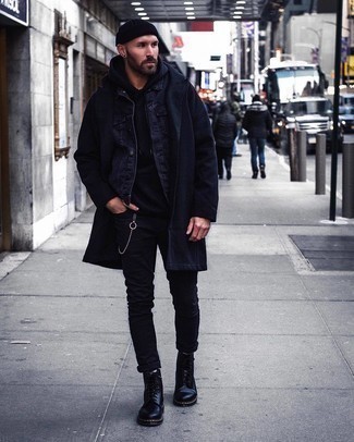 Какие джинсовые куртки носить с черными зауженными джинсами мужчине в стиле смарт-кэжуал: Ансамбль из джинсовой куртки и черных зауженных джинсов поможет подчеркнуть твою индивидуальность. Разнообразить образ и добавить в него толику классики помогут черные кожаные повседневные ботинки.