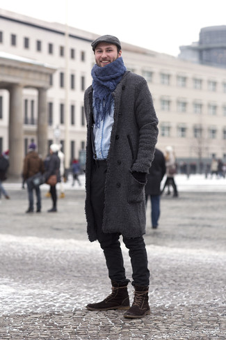 Как носить джинсовую рубашку с брюками чинос зима: Лук из джинсовой рубашки и брюк чинос поможет создать незаезженный мужской лук в повседневном стиле. Любители необычных луков могут завершить образ темно-коричневыми замшевыми повседневными ботинками, тем самым добавив в него толику изысканности. Если ты любишь выглядеть стильно даже в студеную зимнюю пору, подобный ансамбль обязательно полюбится тебе.