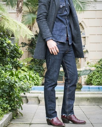 Как носить длинное пальто с джинсовой рубашкой в 30 лет осень в стиле кэжуал: Когда не представляешь, что надеть на учебу или на работу, длинное пальто и джинсовая рубашка — великолепный вариант. Если сочетание несочетаемого импонирует тебе не меньше, чем проверенная классика, заверши свой наряд темно-красными кожаными ковбойскими сапогами. Безусловно, такой образ будет смотреться выигрышно в ясный осенний день.