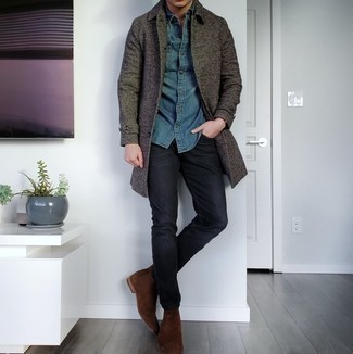Как носить длинное пальто с джинсовой рубашкой в 30 лет осень: Если ты принадлежишь к той категории парней, которые одеваются по моде, тебе придется по вкусу сочетание длинного пальто и джинсовой рубашки. Любители экспериментов могут дополнить образ темно-коричневыми замшевыми ботинками челси, тем самым добавив в него толику элегантности. Это модный ансамбль, который великолепно подходит для непредсказуемой осенней погоды.