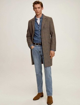 Модный лук: коричневое длинное пальто в шотландскую клетку, синяя джинсовая рубашка, белая футболка с круглым вырезом, голубые джинсы