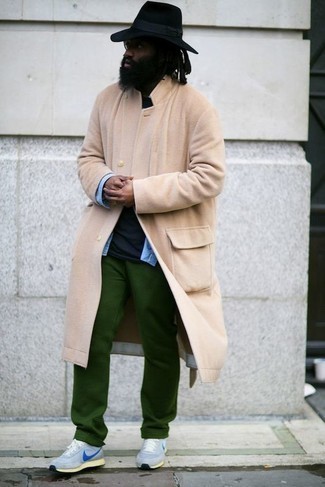 Какие кроссовки носить с бежевым длинным пальто в 30 лет: Сочетание бежевого длинного пальто и зеленых брюк чинос может стать отличным офисным луком. Создать модный контраст с остальными вещами из этого лука помогут кроссовки.