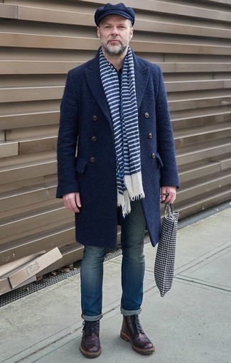 С чем носить синий шарф в горизонтальную полоску за 50 лет мужчине: Если ты ценишь удобство и практичность, темно-синее длинное пальто и синий шарф в горизонтальную полоску — замечательный вариант для привлекательного повседневного мужского образа. Думаешь привнести в этот лук толику классики? Тогда в качестве дополнения к этому луку, выбирай темно-красные кожаные ботинки броги.