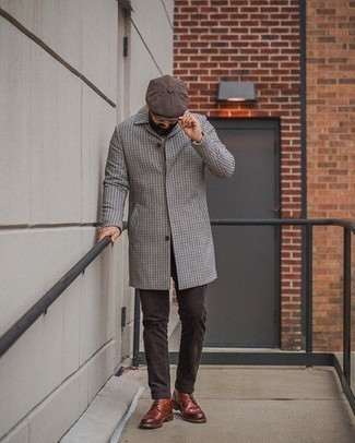 Какие брюки носить с коричневой обувью мужчине в холод в стиле смарт-кэжуал: Когда не знаешь, что надеть на учебу или на работу, серое длинное пальто с узором "гусиные лапки" и брюки — отличный вариант. Любишь экспериментировать? Заверши лук коричневыми кожаными ботинками броги.