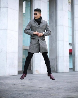 Как носить серое длинное пальто в шотландскую клетку с черными джинсами в холод в стиле смарт-кэжуал: Серое длинное пальто в шотландскую клетку и черные джинсы — прекрасный выбор для создания мужского ансамбля в стиле smart casual. Почему бы не привнести в этот образ на каждый день немного изысканности с помощью темно-красных кожаных ботинок челси?