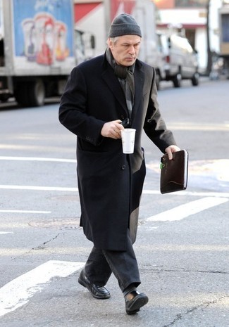 С чем носить серую шапку за 60 лет мужчине в прохладную погоду: Если в одежде ты делаешь ставку на удобство и функциональность, черное длинное пальто и серая шапка — классный выбор для модного мужского образа на каждый день. Дополнив образ черными кожаными лоферами, ты привнесешь в него нотки мужественной элегантности.