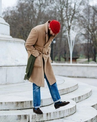 Модный лук: светло-коричневое длинное пальто, синие джинсы, темно-коричневые замшевые лоферы с кисточками, красная шапка