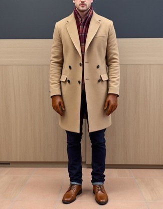 Модный мужской лук: светло-коричневое длинное пальто, темно-синие джинсы, коричневые кожаные повседневные ботинки, темно-красный шарф в шотландскую клетку