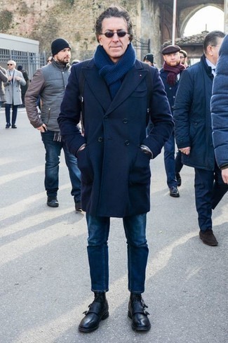 Какие длинные пальто носить с темно-синими джинсами за 40 лет в прохладную погоду: Дуэт длинного пальто и темно-синих джинсов позволит создать элегантный и современный мужской образ. Пара черных кожаных повседневных ботинок великолепно подойдет к остальным элементам лука.