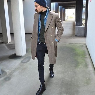 С чем носить светло-коричневое длинное пальто в шотландскую клетку в 30 лет зима в стиле смарт-кэжуал: Светло-коричневое длинное пальто в шотландскую клетку и серое длинное пальто в шотландскую клетку — отличный лук для мероприятия в фешенебельном заведении. Что касается обуви, черные кожаные ботинки челси — самый подходящий вариант. Подобное сочетание вещей идеально подходит на зиму.