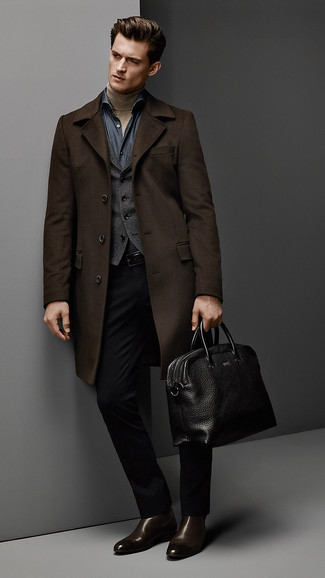 Как носить длинное пальто с классическими брюками осень в деловом стиле: Длинное пальто и классические брюки — обязательные вещи в строгом мужском гардеробе. Создать запоминающийся контраст с остальными предметами из этого лука помогут темно-коричневые кожаные ботинки челси. Это модный лук, который отлично подойдет для прохладной погоды.
